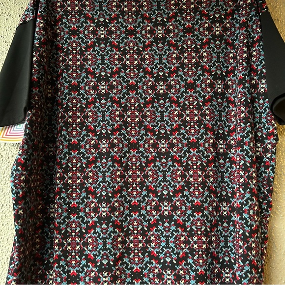 LuLaRoe Irma shirt Black red blue cream Abstract
Short Sleeve Tunic Blouse XXS - Picture 8 of 8